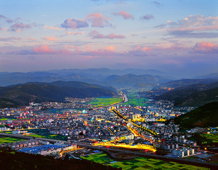 縣城暮色  李曉東.jpg