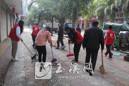 新平縣漠沙鎮(zhèn)干部職工及志愿者在托竜街清掃街道