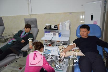 一些醫(yī)務工作者在南北大街采血屋獻血