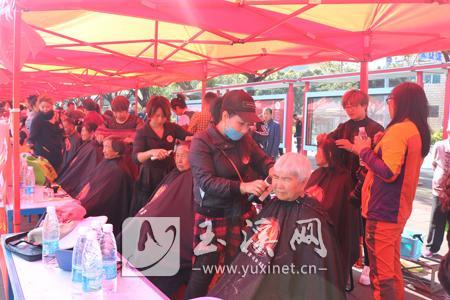 玉溪發型師愛心小隊在現場為市民提供義剪服務