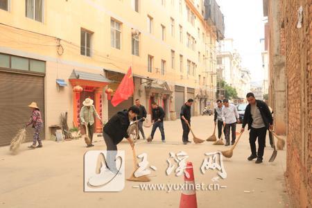 研和社區將每月1日定為固定黨員活動日，對轄區8個居民小組的環境衛生進行綜合整治。