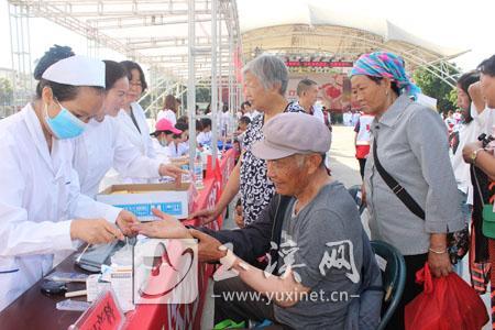 啟動儀式上，健康義診受群眾歡迎。