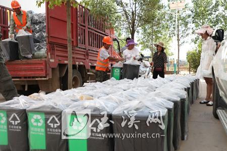 一批新到的分類(lèi)垃圾桶送達(dá)右所鎮(zhèn)右所社區(qū)