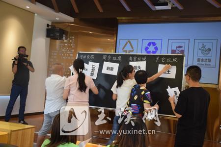 現場邀請居民開展垃圾分類小游戲