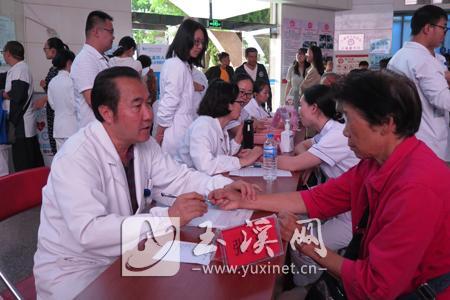 市人民醫院中醫專家為市民診療