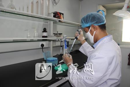 苗林通過檢驗鑒定工作，為偵查破案提供線索和證據。