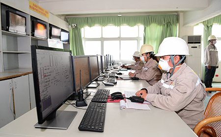 元江縣永發水泥產在強化疫情防控，抓好生產。 記者 曾永洪.jpg