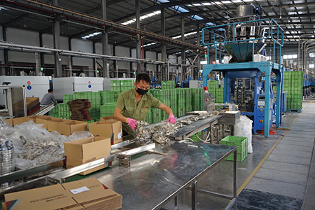 云南聯塑科技發展有限公司工人正在將產品打包裝箱.jpg