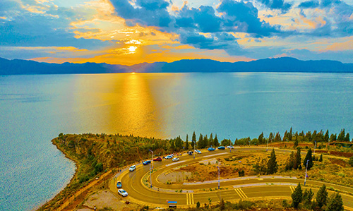 撫仙湖畔“S彎”如詩如畫.jpg