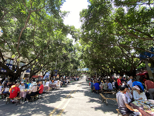 千余賓客共赴長(zhǎng)街宴.jpg 千余賓客共赴長(zhǎng)街宴.jpg