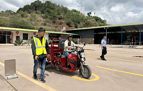 摩托車智能化流動考點落戶甸中鎮.jpg 摩托車智能化流動考點落戶甸中鎮.jpg
