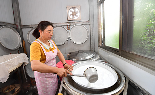 甸中手工涼卷粉:傳承30余年的老味道.jpg 甸中手工涼卷粉:傳承30余年的老味道.jpg