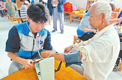 師生送醫下鄉 護航村民健康.jpg