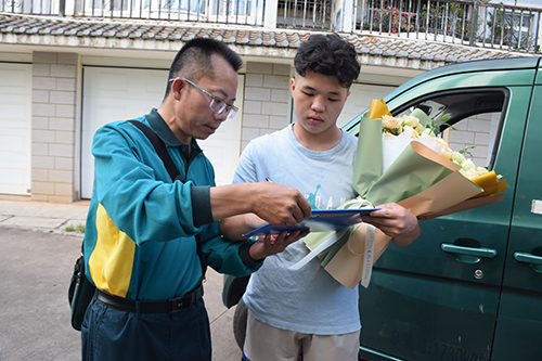 玉溪第一批高考錄取通知書開始投遞.jpg