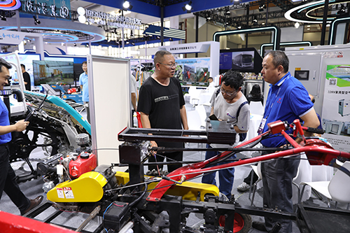 向新而行 以質致遠.jpg