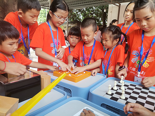 “科普大篷車(chē)”開(kāi)進(jìn)社區(qū).jpg “科普大篷車(chē)”開(kāi)進(jìn)社區(qū).jpg