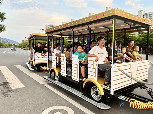 元江:搭乘“觀光小火車”體驗多彩民族風.jpg 元江:搭乘“觀光小火車”體驗多彩民族風.jpg