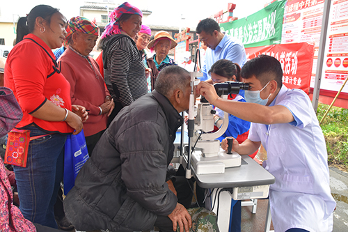志愿服務關愛山區老人.jpg 志愿服務關愛山區老人.jpg