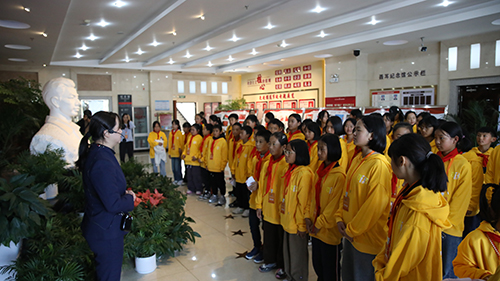 60名鄉村青少年走進玉溪市聶耳紀念館.jpg 60名鄉村青少年走進玉溪市聶耳紀念館.jpg