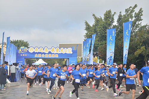 2000名跑友齊聚玉溪享受運動快樂.jpg