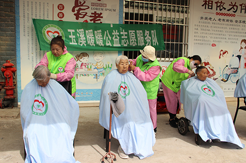 玉溪暖暖公益開展寒冬送暖服務(wù).jpg
