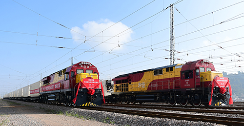 搭乘“鋼鐵巨龍” 奏響發展新樂章.jpg