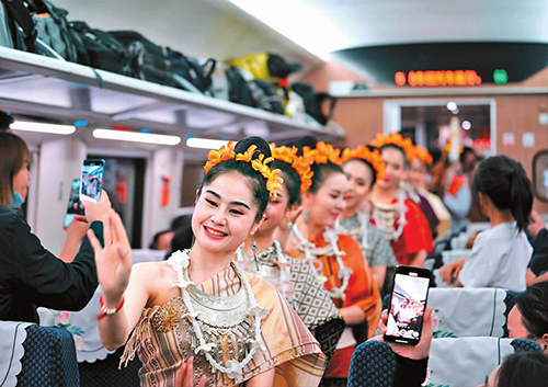 搭乘“鋼鐵巨龍” 奏響發展新樂章2.jpg