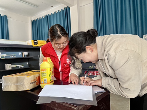 小石橋村“文明超市”兌出文明新風(fēng).jpg 小石橋村“文明超市”兌出文明新風(fēng).jpg