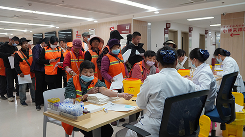 玉溪市中山醫院為環衛工人免費體檢.jpg 玉溪市中山醫院為環衛工人免費體檢.jpg