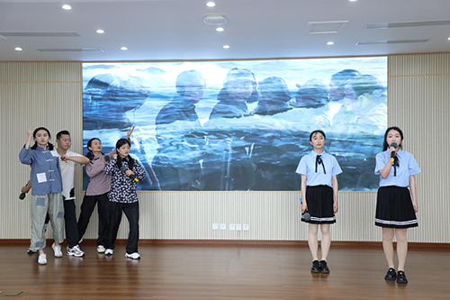 “玫瑰書香·心向未來”詩歌朗誦比賽舉辦.jpg “玫瑰書香·心向未來”詩歌朗誦比賽舉辦.jpg