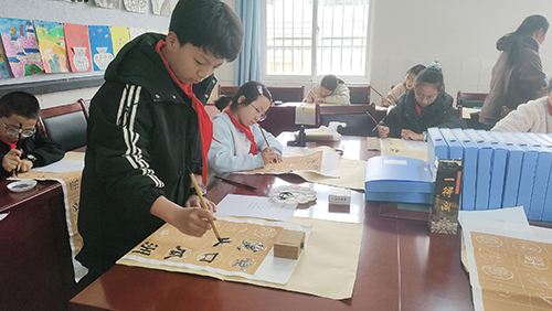 營造良好讀寫氛圍 全面建設書香校園.jpg 營造良好讀寫氛圍 全面建設書香校園.jpg