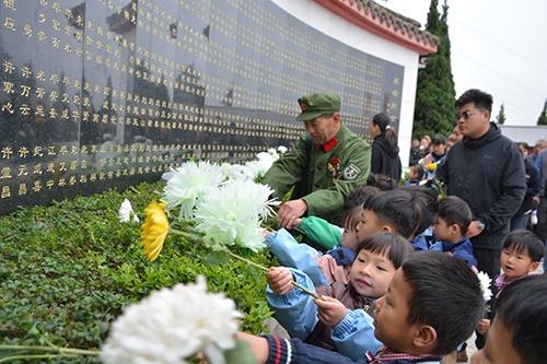我市干部群眾開(kāi)展清明祭英烈活動(dòng).jpg