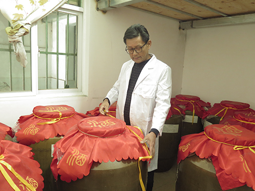 愛心善舉帶動產業轉型 家傳手藝釀成蔗酒飄香.jpg