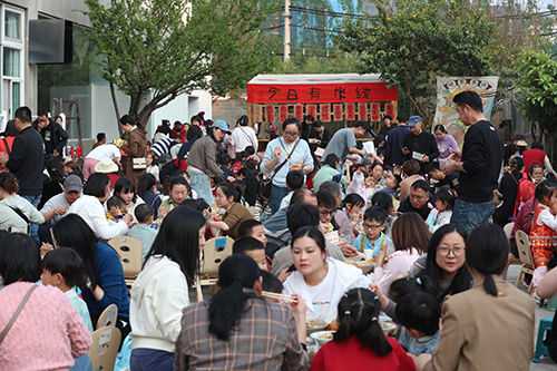 看花燈吃米線 萌娃邂逅米線節.jpg 看花燈吃米線 萌娃邂逅米線節.jpg