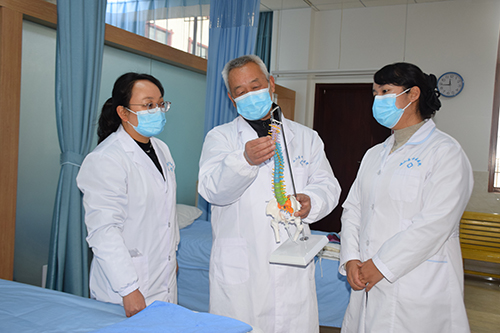 “銀齡醫(yī)師”張堯:用良方守護百姓健康.jpg “銀齡醫(yī)師”張堯:用良方守護百姓健康.jpg