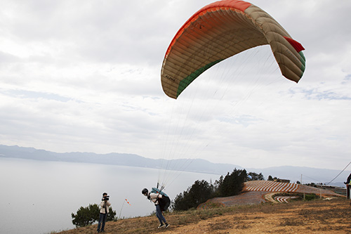 低空滑翔傘成熱門旅游項目.jpg 低空滑翔傘成熱門旅游項目.jpg