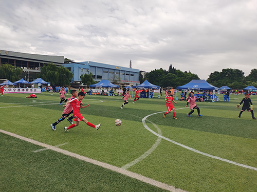 足球小將齊聚華寧過“五一”.jpg