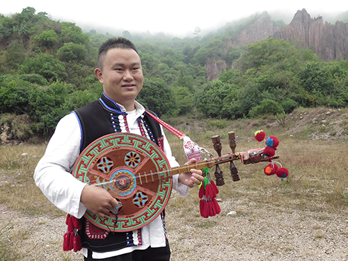 彝族歌舞文化的追光者.jpg