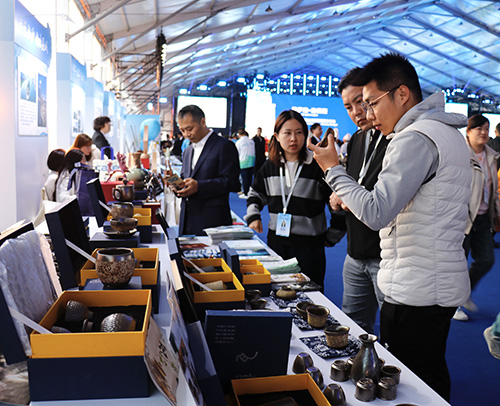 玉溪非遺文創產品亮相大連賞槐會受青睞.jpg 玉溪非遺文創產品亮相大連賞槐會受青睞.jpg