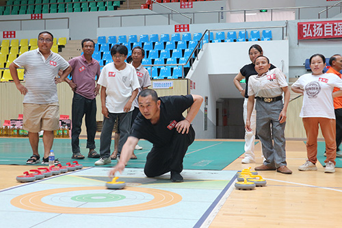首屆殘疾人旱地冰壺比賽舉辦.jpg