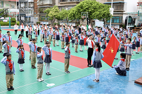 玉溪聶耳小學舉行少先隊新隊員入隊儀式.jpg