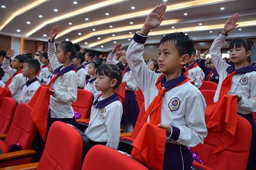 紅領巾映朝陽 誓言錚錚向未來.jpg