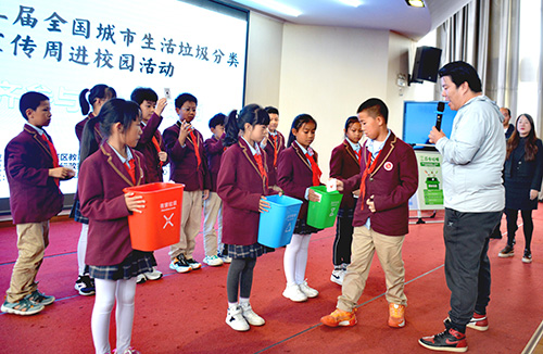 垃圾分類宣傳活動(dòng)進(jìn)校園.jpg 垃圾分類宣傳活動(dòng)進(jìn)校園.jpg