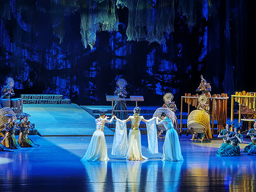 舞臺(tái)劇 《青銅·花腰》在聶耳大劇院成功首演.jpg