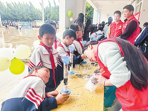 星云湖生態(tài)環(huán)保宣講活動走進河咀小學.jpg 星云湖生態(tài)環(huán)保宣講活動走進河咀小學.jpg