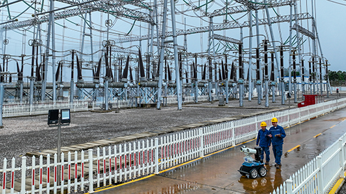 “智能機(jī)器人+人工”巡檢助力汛期保供電.jpg