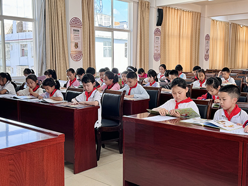 “書香潤童心閱讀伴成長”全民閱讀活動舉辦.jpg “書香潤童心閱讀伴成長”全民閱讀活動舉辦.jpg