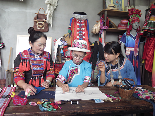 針尖跳躍國歌音符絲線閃動青花色彩.jpg 針尖跳躍國歌音符絲線閃動青花色彩.jpg