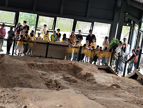 社區(qū)夏令營構(gòu)建“家門口的成長課堂”.jpg 社區(qū)夏令營構(gòu)建“家門口的成長課堂”.jpg