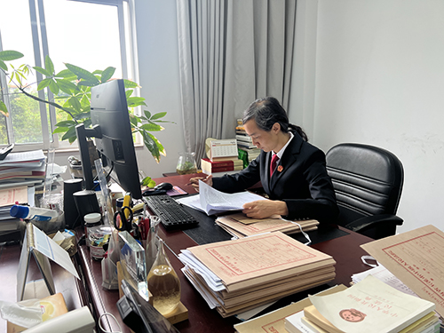 三尺法臺映初心 二十余載鑄公正.jpg